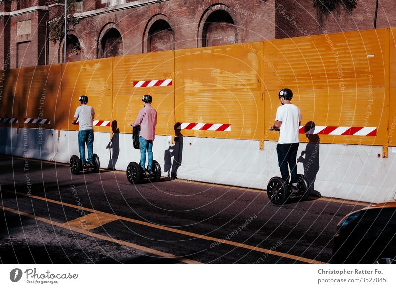 Drei Scooter-Fahrer fahren durch Rom Reise Italien Tourismus Ferien & Urlaub & Reisen Außenaufnahme Gelassenheit Ausflugsziel Reisefotografie Süden Farbfoto
