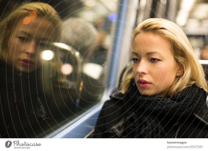 Frau schaut aus dem Fenster der U-Bahn. Verkehr Porträt Tube transpotation reisen urban Ansicht beobachten nachdenklich Ausflug Sitzen Einsamkeit Innenbereich