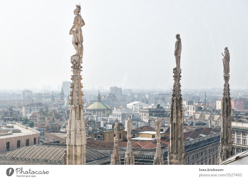 Statuen der Kuppel, die an einem sonnigen Tag über das Stadtbild von Mailand, Italien, blicken Kathedrale Großstadt Architektur Antenne panoramisch Ansicht