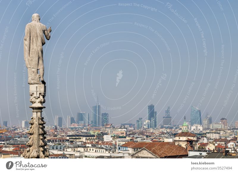 Statue der Kuppel, die an einem sonnigen Tag über das moderne Stadtbild von Mailand, Italien, blickt Kathedrale Großstadt Architektur Antenne panoramisch