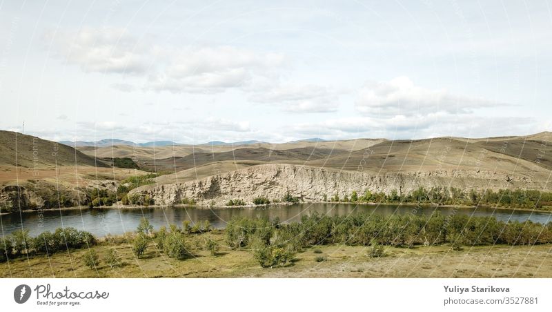 Wunderschöne Landschaft russischer Natur . Die Luftaufnahme der Berge und Felsen, des Flusses Jenisej in Sibirien, Tywa (Tuwa). russischer Fluss Luftbild