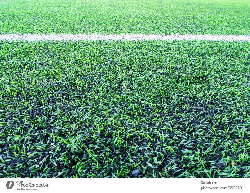 Textur des Kunststoff-Kunstrasens und der Gummikügelchen auf dem Schulhof künstlich Rasen Hintergrund Gras grün Oberfläche Pellet Deckung Farbe Muster schwarz