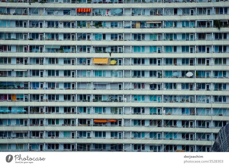 " Mitten in Berlin  " Plattenbau Fassade, mit vielen Fenstern und Balkonen. Es gibt auch ein paar Sonnenschirme. Hochhaus Architektur Gebäude Haus Außenaufnahme