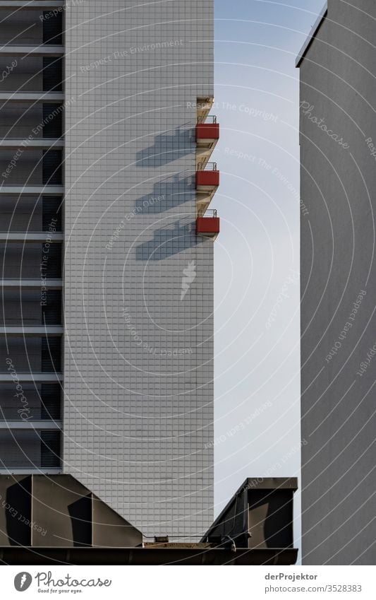 Drei Balkone werfen Schatten in Berlin trist Textfreiraum unten Textfreiraum links mehrfarbig immobilie hauskauf Immobilienmarkt Ferien & Urlaub & Reisen