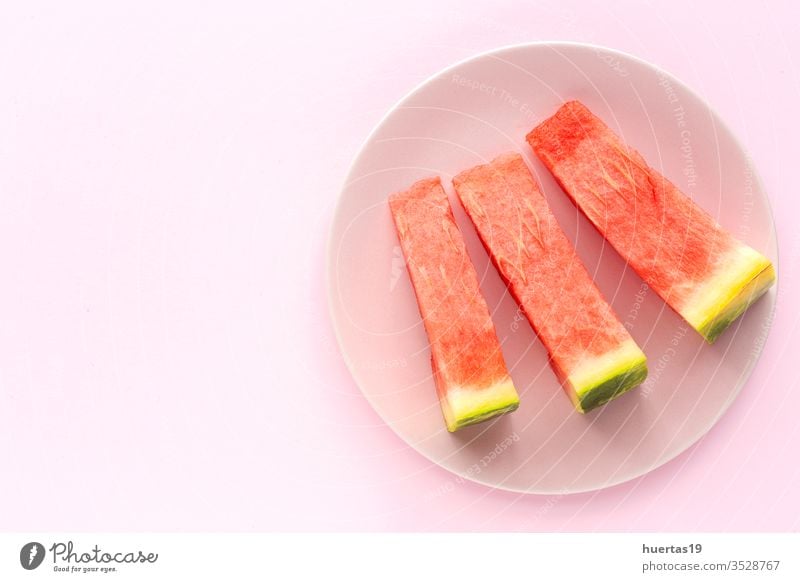 Frische Wassermelone auf rosa Hintergrund von oben Frucht Sommer frisch Diät Erfrischung Lebensmittel Gesundheit süß kalt grün reif Vitamin Ernährung Scheibe