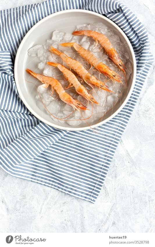 Frische rohe Garnelen mit Pfeffer, Zitrone und Petersilie zum Kochen zubereitet Meeresfrüchte Lebensmittel frisch Granele Gesundheit Bestandteil Mahlzeit