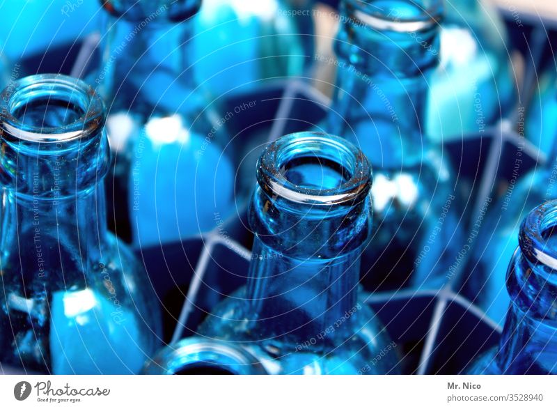 Leergut Flaschenhals blau durchsichtig Glas Blauton Behälter u. Gefäße Glasflasche mehrere Küche Mineralwasser wasserkasten leergut Getränk Erfrischungsgetränk