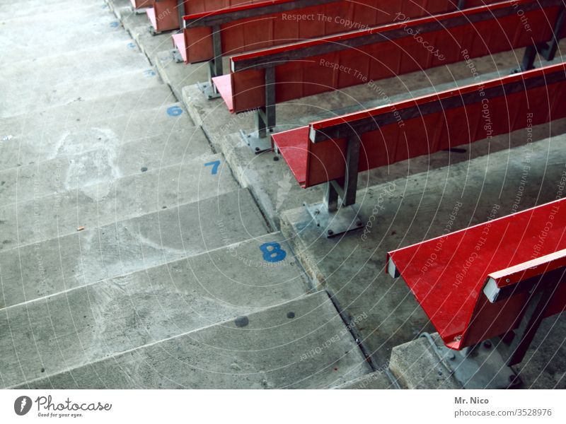 Reihe 8 Tribüne Stadion Sportstätten Sportveranstaltung Freizeit & Hobby Publikum sitzen nebeneinander Platz reserviert Sitzgelegenheit rot hinsetzen leer Arena