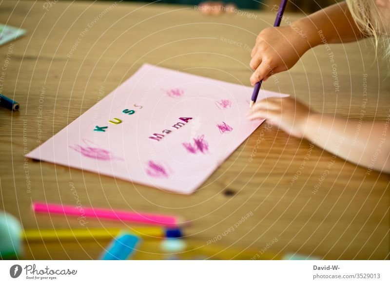 Kind malt mit Bundstiften ein Bild für Mama malen Buntstifte bunt Geschenk Muttertagsgeschenk Kindheit Kinderzimmer Überraschung Liebe Kleinkind Freude klein