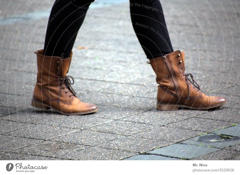 Unterwegs in der Stadt gehen Damenschuhe Frau Beine Schuhe Straße Lederschuhe Stiefel braun feminin Lifestyle geschnürt Schnürsenkel Reißverschluss