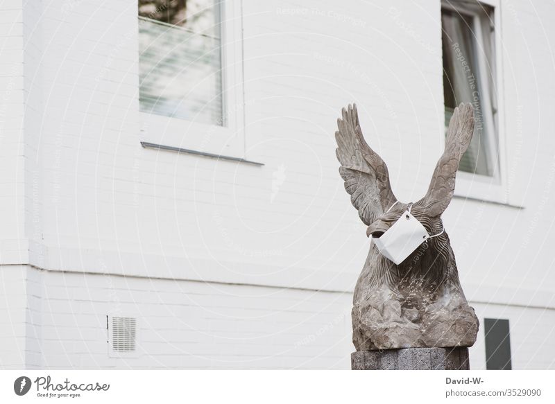 Bundeswappen Adler Statue mit Mundschutz - Corona coronavirus Coronavirus Infektionsgefahr Pandemie Corona-Virus Gesundheit Quarantäne Ansteckend COVID Schutz