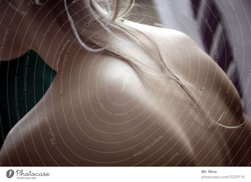 Ein schöner Rücken.. Nacken Haare & Frisuren Haut Haarsträhne feminin Rückansicht Halskette blond langhaarig Erotik natürlich nackt ästhetisch Wohlgefühl