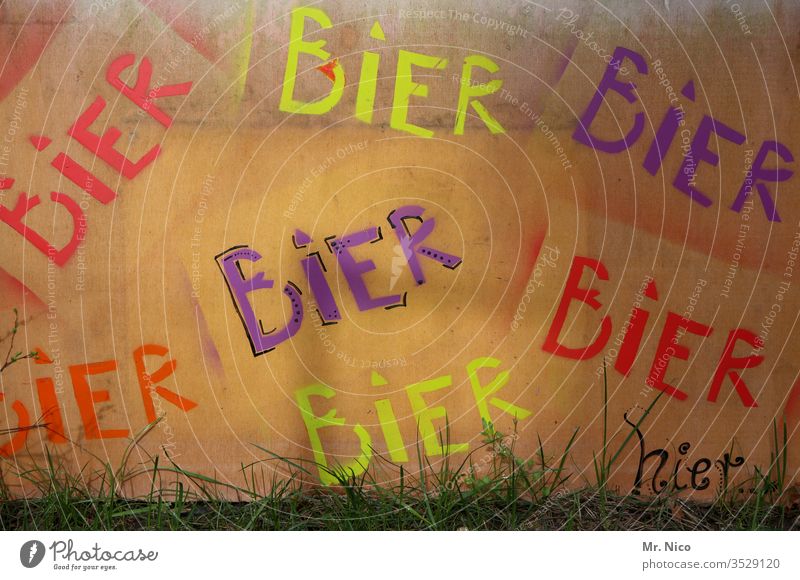 Bier Bier Bier Alkohol Getränk Schriftzeichen Plakat Werbung grafitti Wand trinken Sucht Alkoholsucht Alkoholisiert Schilder & Markierungen Hinweisschild