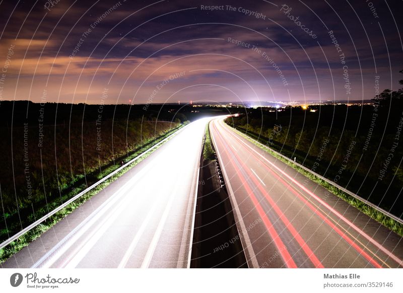 Leuchtspuren auf Autobahn Lichtstreifen Raser Scheinwerfer Autoscheinwerfer Nachthimmel zielstrebig Geschwindigkeitsrausch leuchten leuchtende Farben