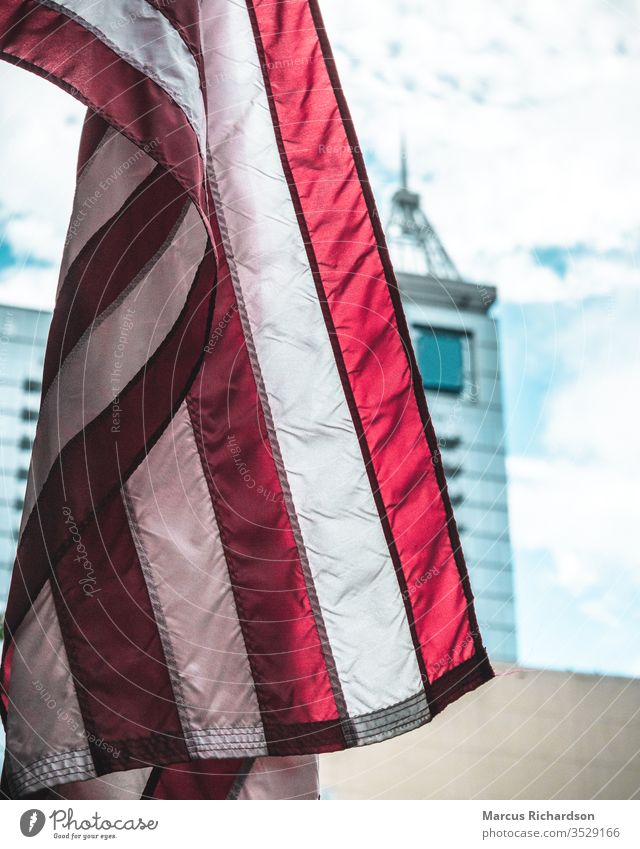 Foto der Flagge mit Wolkenkratzer im Hintergrund Fahne amerika Stars and Stripes rot weiß blau Patriotismus USA Amerikaner Streifen Farbfoto Juli Freiheit