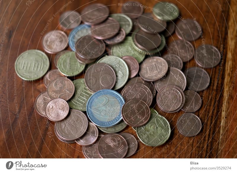 Ein Haufen Münzgeld auf einem Holztisch Geld Münzen Geldmünzen Euro Finanzen Kleingeld Sparen Spardose Kassensturz Trinkgeld sparen Business bezahlen Bargeld