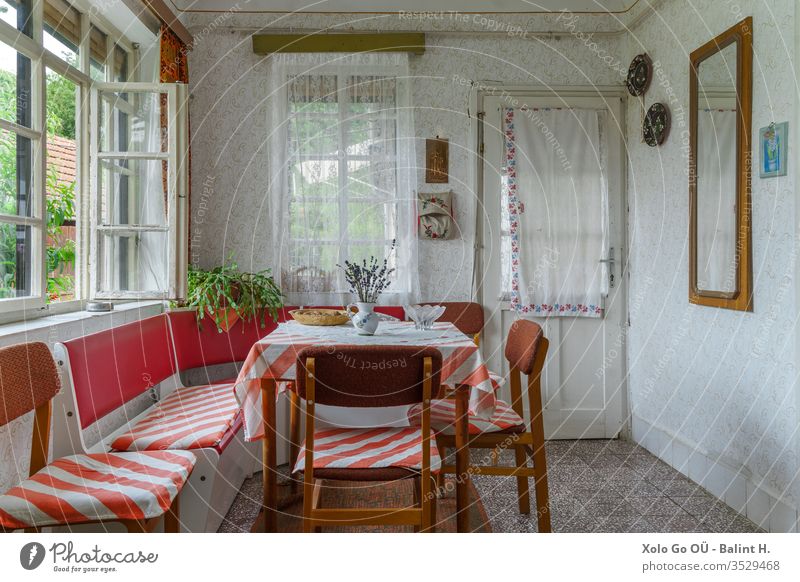 Aufgeräumtes Speisezimmer in einem alten traditionellen ungarischen Volkshaus speisend Raum Innenräume Haus Sozialismus Möbel ländlich Landschaft Muster Tapete