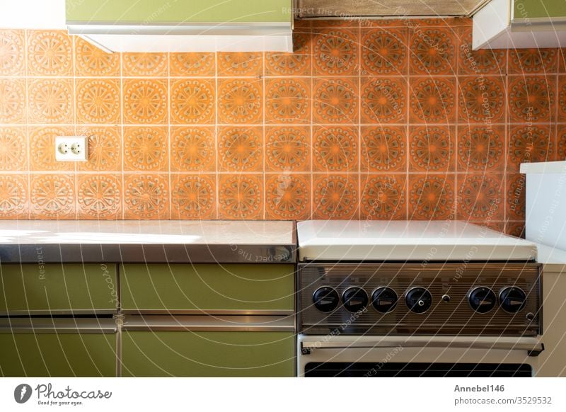 Vintage-Retroküche mit Fliesen mit orangefarbenem Muster, amerikanische Retroküche im Stil der 70er Jahre Küche altehrwürdig Innenbereich heimwärts Raum retro