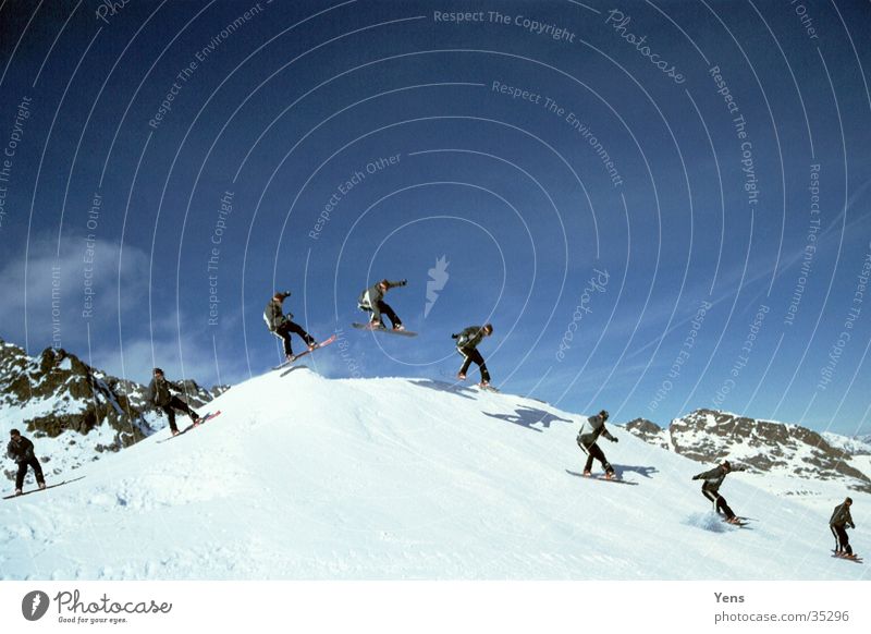 Indi Grab (Sequenz) Snowboard Snowboarder springen Reihe Sport Schnee Schanze indi-grab Berge u. Gebirge hintereinander Doppelbelichtung Schönes Wetter
