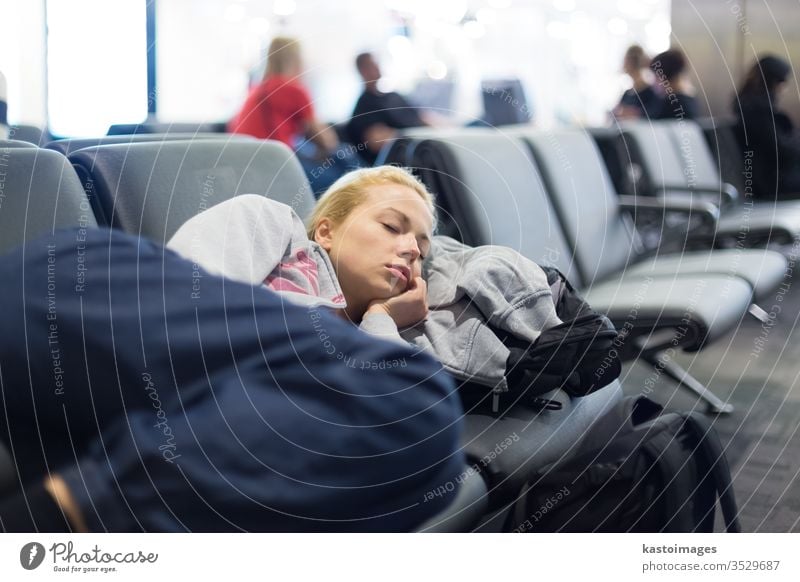 Müde Reisende schläft auf dem Flughafen. Frau Reisender schlafen ruhen Mittagsschlaf warten Station Verzögerung Geduld Gepäck Zug reisen Tourist Tore