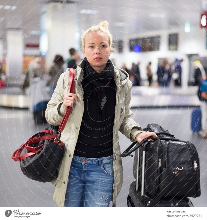 Weibliche Reisende, die Gepäck am Flughafen transportiert. reisen Frau Verkehr Zeitplan Station Abheben Gate Ankunft Ausflug Passagier Information Mädchen