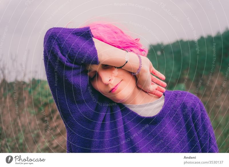Frau mit rosa Haaren in den Wäldern Hippie sich[Akk] entspannen Behaarung schick Mädchen Fröhlichkeit Provence geblümt im Freien Feld Ohrringe Bohemien Model