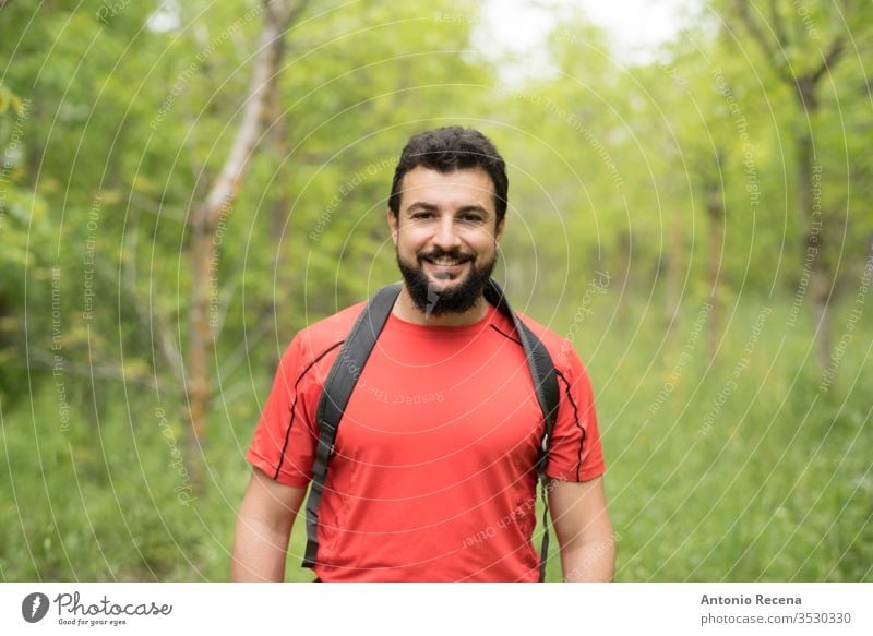 Attraktiver bärtiger Mann wandert mit dem Rucksack durch die Wälder Wanderung Wald im Freien Glück Natur laufen arabisch nahöstlich Baum Nur ein Mann 30s 40s