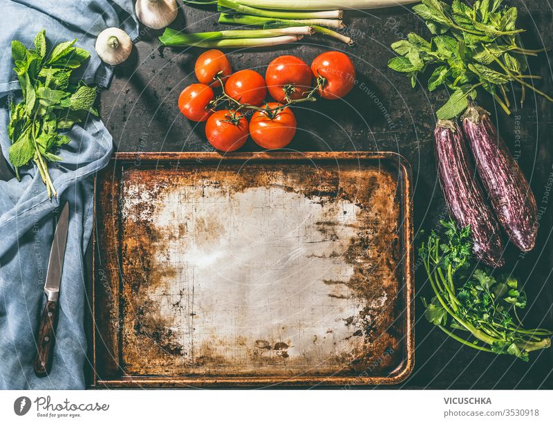 Kochen eines vegetarischen Gerichts mit Tomaten, Auberginen, Petersilie, Minzzwiebeln und Knoblauch Essen zubereiten Vegetarier Speise rustikal Hintergrund