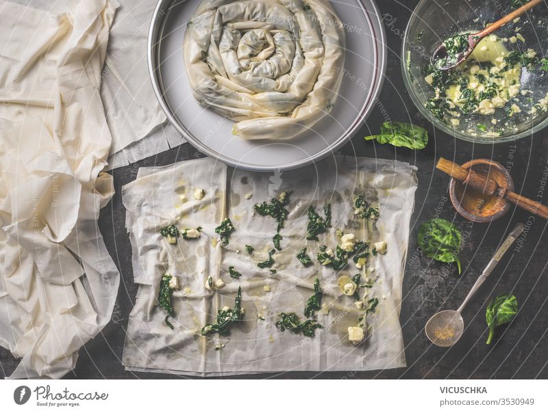 Backen der Zubereitung einer herzhaften Pastete mit Phyllo-Teigblättern, die mit Spinat und Feta-Käse gefüllt sind. Ansicht von oben. Balkan- oder orientalische Küche. Hausmannskost. Börek
