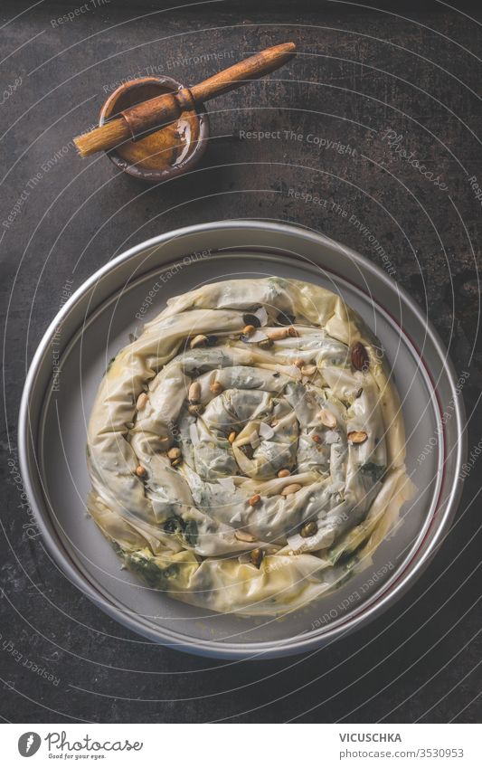 Zubereitung von gefülltem Blätterteigkuchen mit Phyllo-Teig . Balkan- oder orientalische Küche. Hausmannskost. Börek Vorbereitung Bohnenkraut phyllo Teigwaren