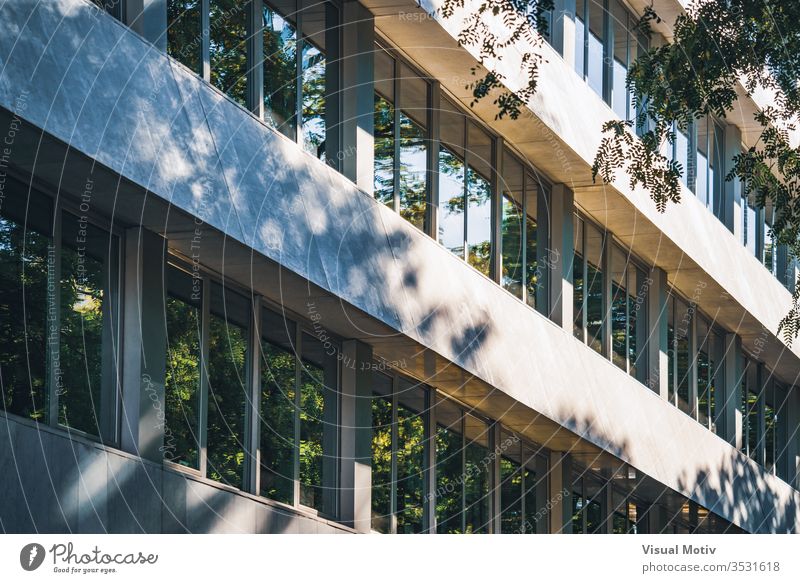 Fassade eines Bürogebäudes aus den 80er Jahren im Mittagslicht Gebäude Farbe 80's im Freien Außenseite Sonnenlicht Architektur architektonisch