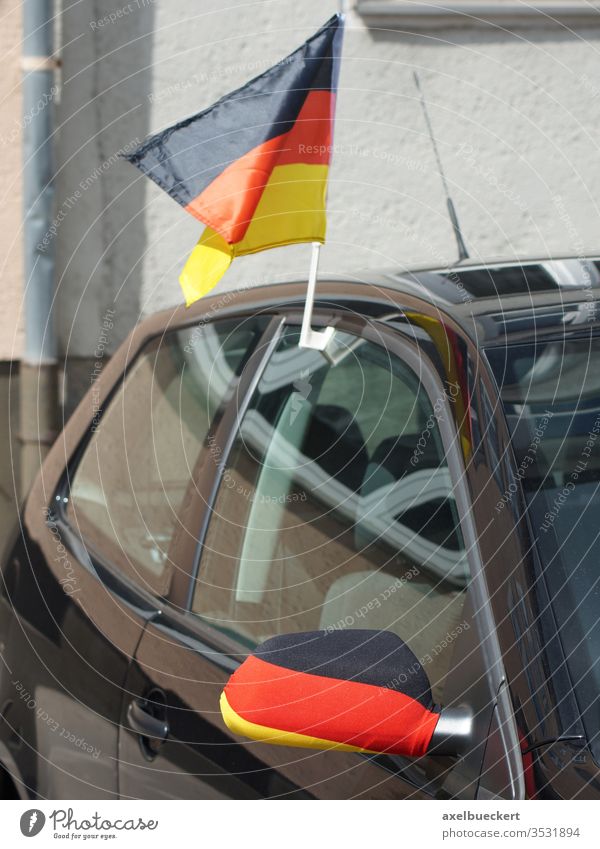 Autofahne - Deutschlandfahne am Auto - Autodach und Aussenspiegel - ein  lizenzfreies Stock Foto von Photocase
