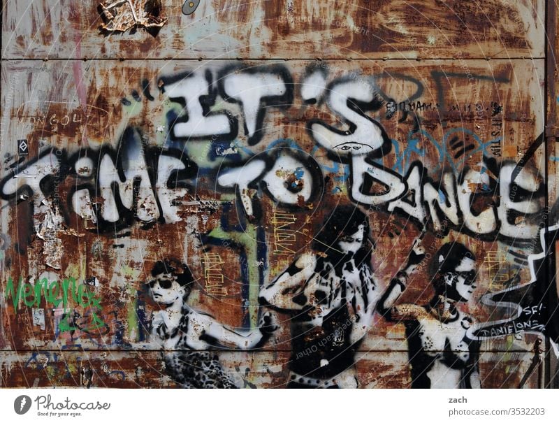 Graffiti Time to dance an einer Wand Schilder & Markierungen Schriftzug Buchstaben Street Art Berlin Gebäude grau Mauer Schriftzeichen Fassade Zeichen Tanzen