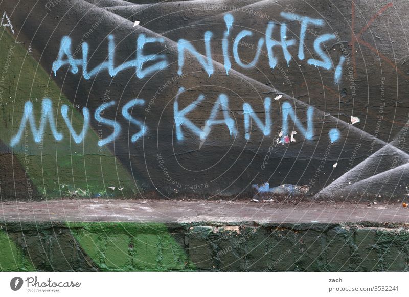 Fassade mit Graffiti und der Aufschrift Alles nichts, muss kann Wand Zeichen Schriftzeichen Mauer grau Gebäude Brandwand Berlin Street Art Buchstaben Schriftzug