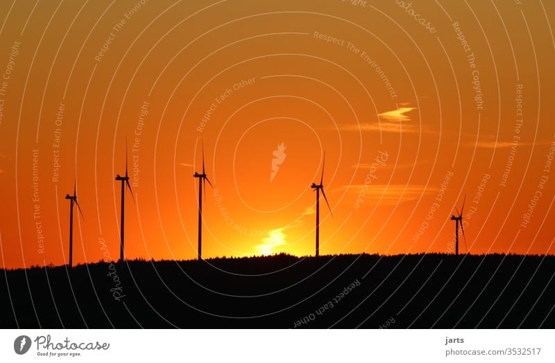 Windräder im Sonnenuntergang Windkraftanlage Erneuerbare Energie Energiewirtschaft Windrad Himmel Umwelt Umweltschutz Farbfoto Außenaufnahme Menschenleer Wolken