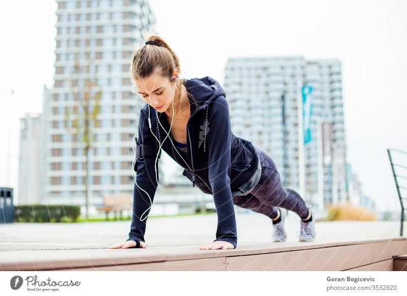 Fitnessgirl bei der Plankenübung im Park passen Schiffsplanken Aktivität Frau Athlet sportlich Übung jung im Freien Lifestyle Gesundheit aktiv Tun Pflege urban