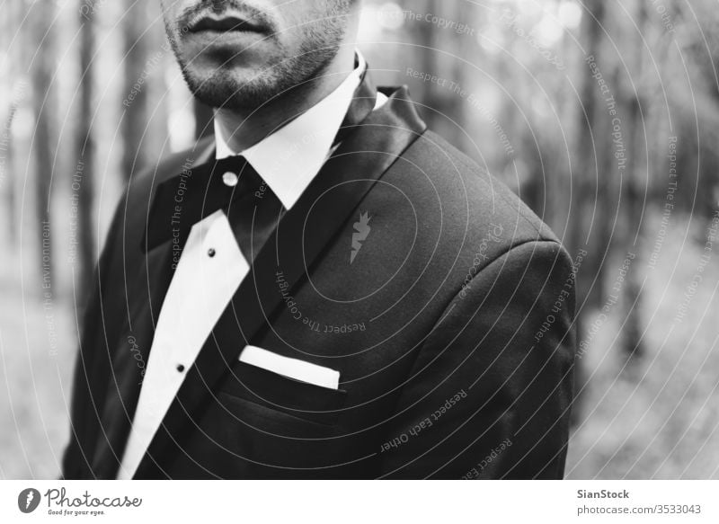 Bräutigam beim Hochzeitssmoking im Wald striegeln schwarz weiß Mann elegant Glück Jacke SCHWARZ-WEIß Hintergrund Person Krawatte Porträt Smoking gutaussehend