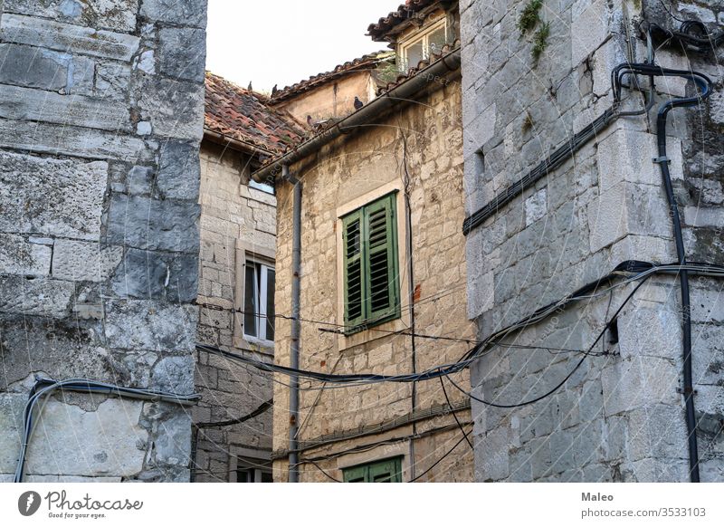 Steingebäude im alten Stadtteil Split in Kroatien Gebäude Großstadt Architektur Ansicht antik Revier Haus Straße urban historisch Sommer Wand Fenster Europa