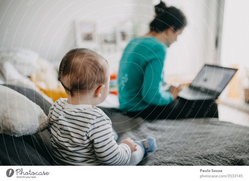 Baby beobachten Mutter von zu Hause aus arbeiten Arbeiten zu Hause Einsperrung Quarantäne Quarantänezeit heimwärts Familie & Verwandtschaft Coronavirus Kind