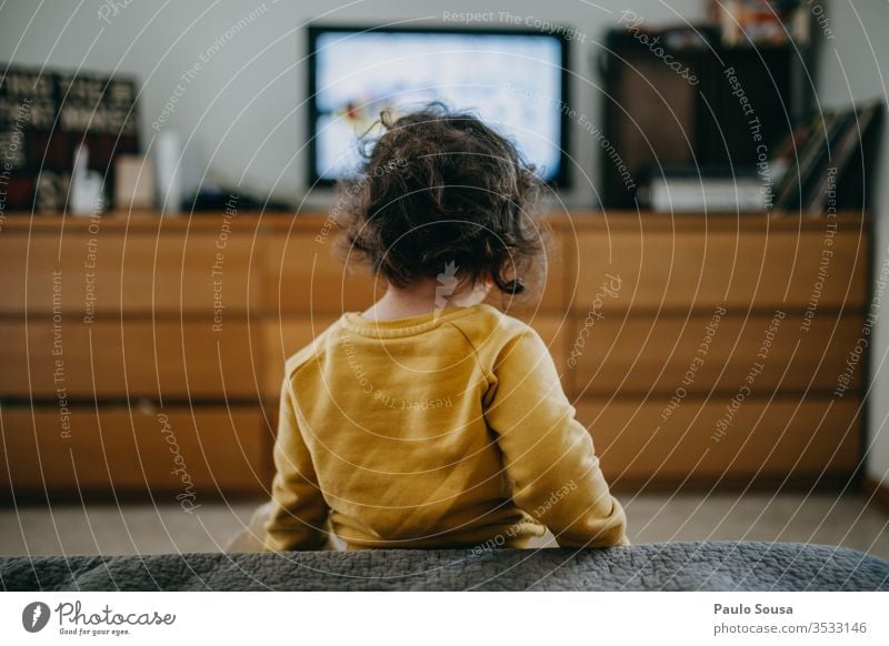 Kinder, die zu Hause fernsehen Fernsehen Technik & Technologie Kaukasier 2-3 Jahre 1-3 Jahre Mensch Farbfoto Kindheit Kleinkind Innenaufnahme Lifestyle
