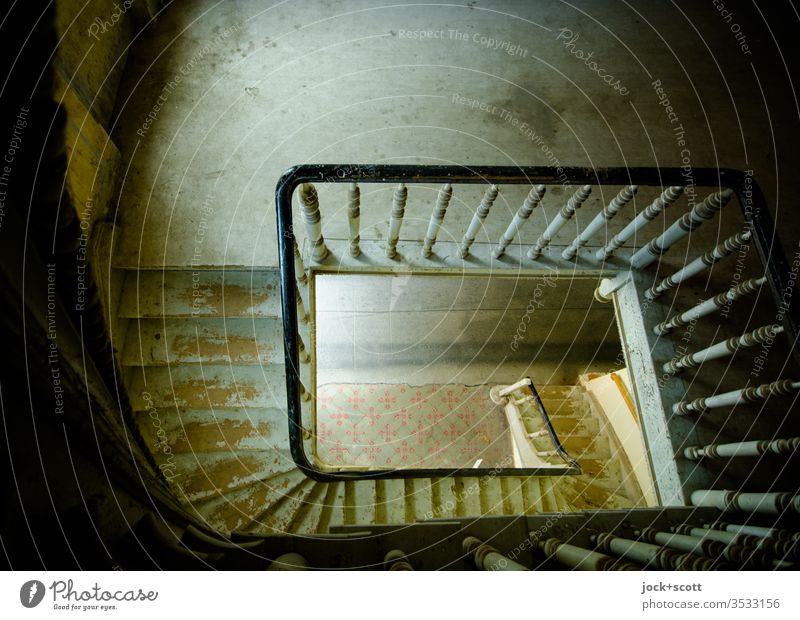 für einen Blick von oben nach unten die Treppe nehmen Weitwinkel Höhenunterschied Schatten Zahn der Zeit Lichteinfall Kunsthandwerk Vergangenheit Nostalgie