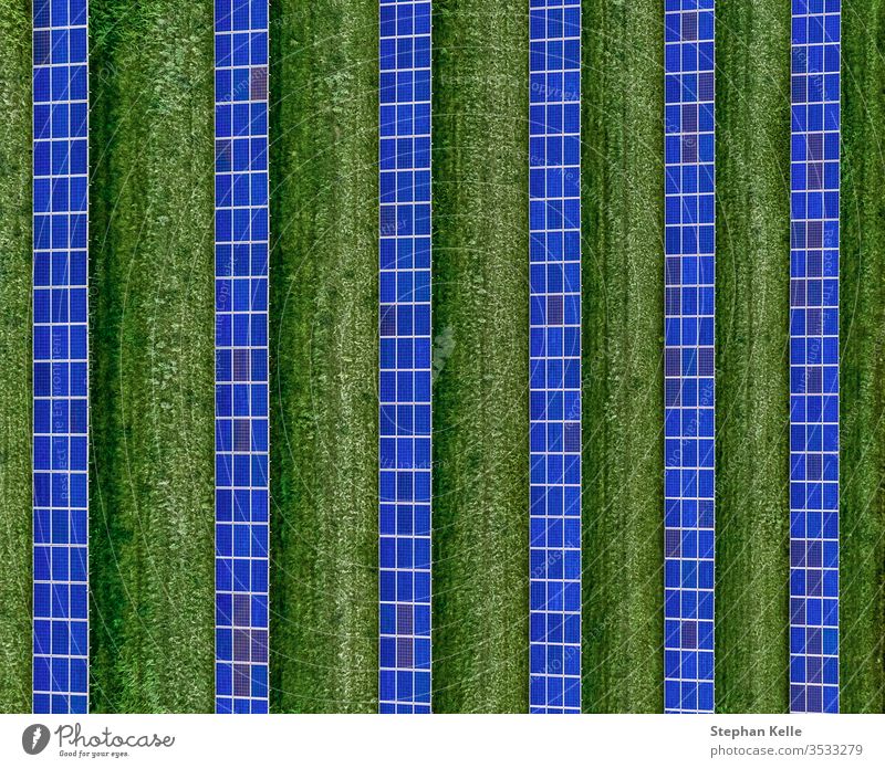 Draufsicht auf die Solarpaneele in einem Solarpark, Draufsicht durch eine Drohne. solar Panel alternativ Energie Umwelt freundlich Linie Symmetrie Solarfeld