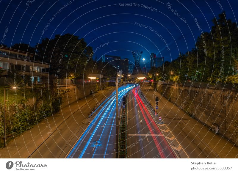 Nachtfahrt mit leichten Autoschleifen im bayerischen München bei schwachem Licht. PKW Laufwerk abstrakt Verkehr Großstadt urban minga Monaco Deutschland reisen