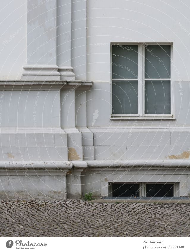 Fassade, Stuck und Fenster am Schloss Oranienburg hellgrau Säule Pflaster ordentlich schlicht edel trist Wand Gebäude Architektur historisch Bauwerk alt