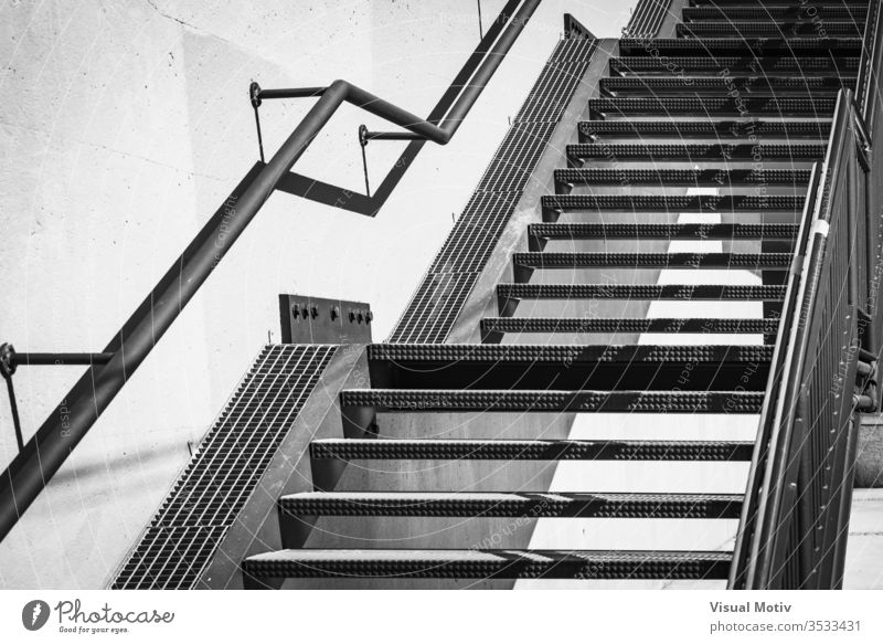 Außentreppe aus Metall in Schwarz und Weiß Treppe Architektur architektonisch Struktur urban im Freien Außenseite Beton abstrakt Material Wand bügeln Graustufen