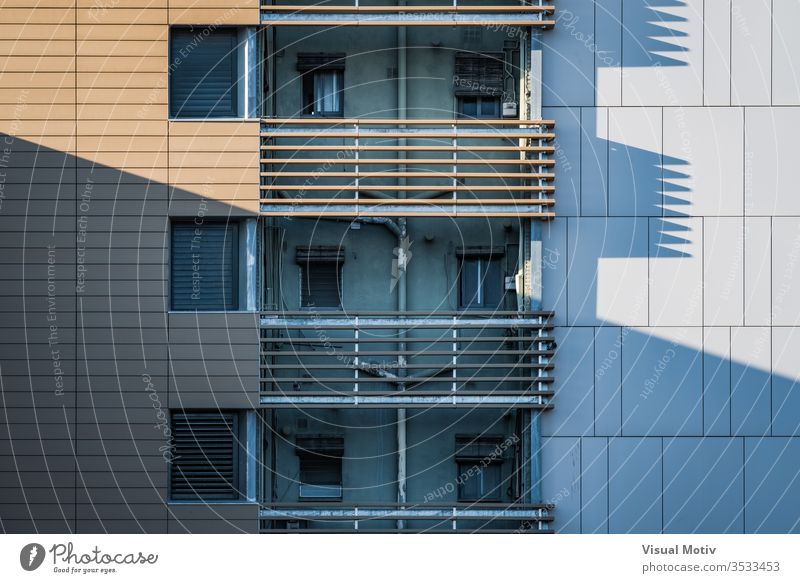Schatten der Fassade eines Wohngebäudes im Nachmittagslicht Gebäude Fenster Balkone Architektur architektonisch urban wohnbedingt Beton Struktur Formen abstrakt