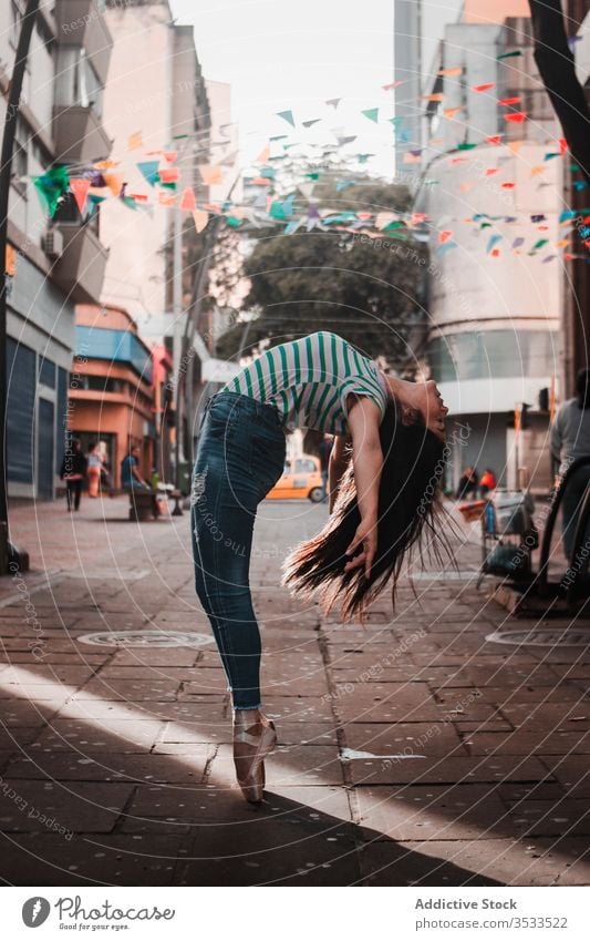 Glückliche Frau tanzt auf der Straße Tanzen Split Konzept Verkehr Großstadt jung schlank elegant Ballerina lässig Rückbiegung ausführen Tänzer sich[Akk] bewegen