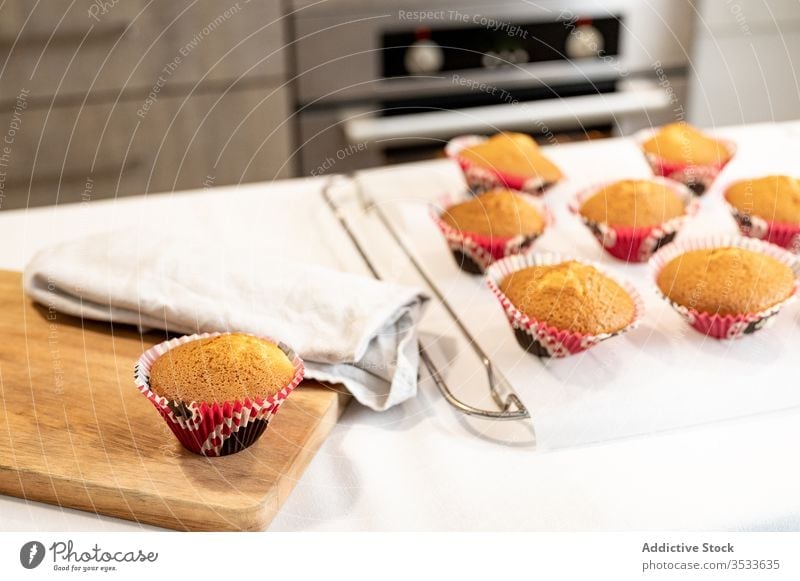 Cupcakes auf einer modernen Küchenarbeitsplatte Zuckerguß Schliere Koch heimwärts Löffel Zuckerguss gebacken Gebäck Lebensmittel Tradition selbstgemacht
