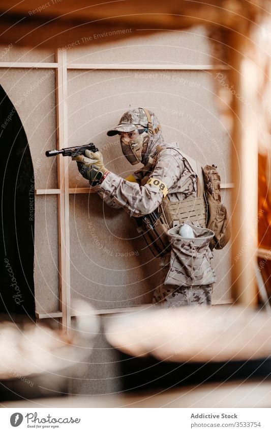 Soldat zielt mit Airsoft-Gewehr während des taktischen Spiels Mann schießen Pistole zielen Tarnung Boden Lügen männlich Uniform Militär Erwachsener behüten
