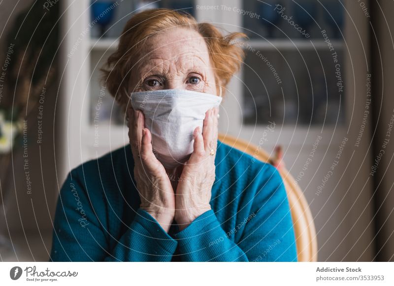 Ältere Frau mit medizinischer Maske steht und schaut in die Kamera Krankenhaus Mundschutz Infektion Krankheit Virus behüten Raum Risiko Menschengruppe Klinik